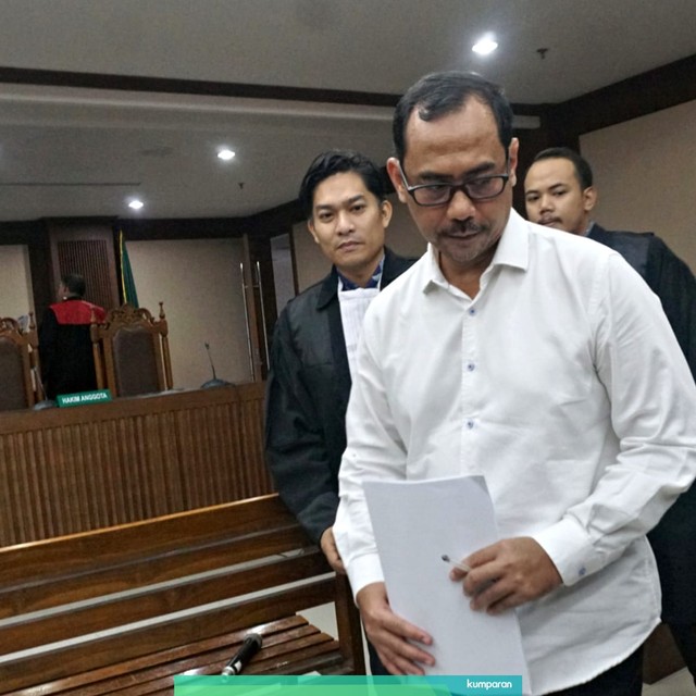 Kepala Kantor Wilayah Kementerian Agama Provinsi Jawa Timur, Haris Hasanudin menjalani sidang dakwaan di Pengadilan Tipikor, Jakarta, Rabu (29/5). Foto: Fanny Kusumawardhani/kumparan