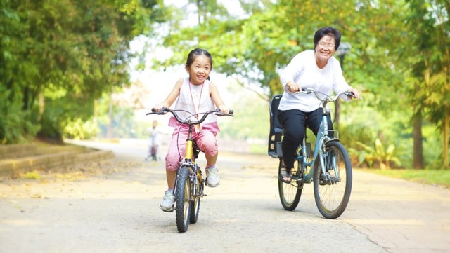 Ilustrasi lansia, nenek dan cucu. Foto: Shutterstock