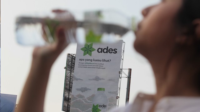 Tampilan Billboard #NiatMurni Ades yang terbuat dari sampah plastik botol. Foto: dok. Ades