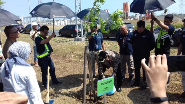 Wakil Bupati Kulon Progo, Sutedja, menanam Pohon Kepel di area Yogyakarta International Airport (YIA), Rabu (29/5/2019). Foto: erl.