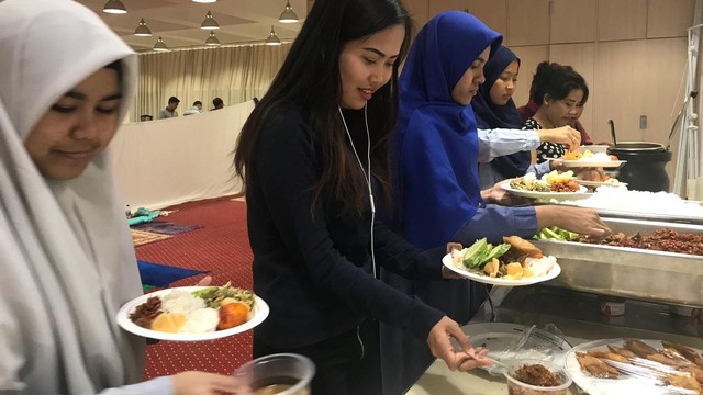 Mahasiswa Indonesia berbuka di KBRI Beijing, China. Foto: Riski Maulida/acehkini 