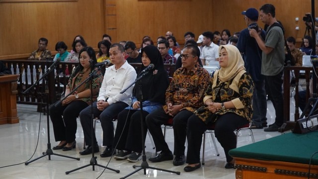 Terdakwa Neneng Hasanah Yasin (kerudung) saat divonis di Pengadilan Tipikor Bandung. (Ananda Gabriel)