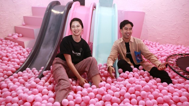Artis Laura Basuki dan Vidi Aldiano saat hadir di konferensi pers Baluun Halu di Plaza Indonesia, Jakarta, Rabu, (29/5/2019). Foto: Ronny/Kumparan