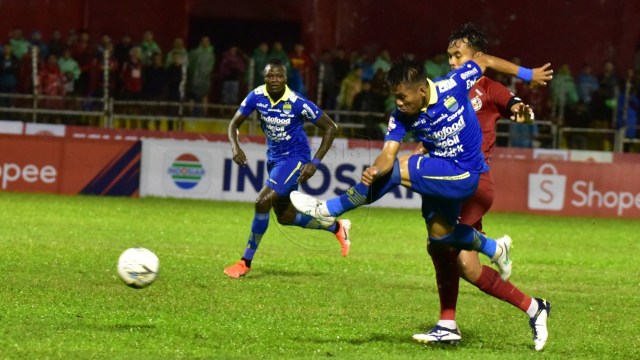 Pemain Persib dan Semen Padang berduel. Foto: Dok. Media Persib