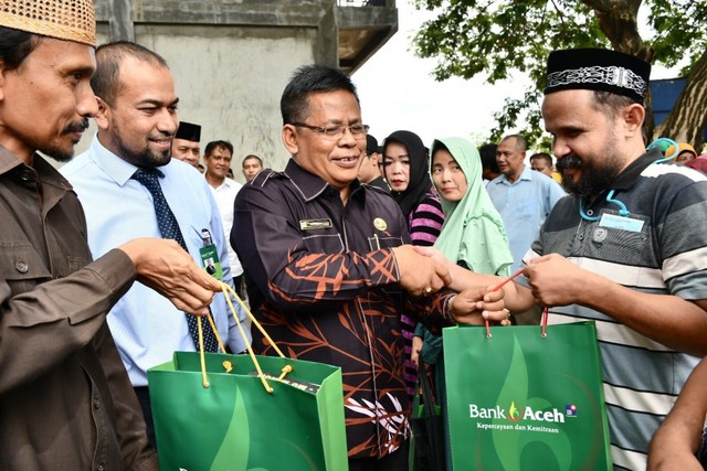 Wali Kota Banda Aceh menyerahkan paker Ramadan kepada salah seorang penyandang disabilitas. Foto: Humas Banda Aceh