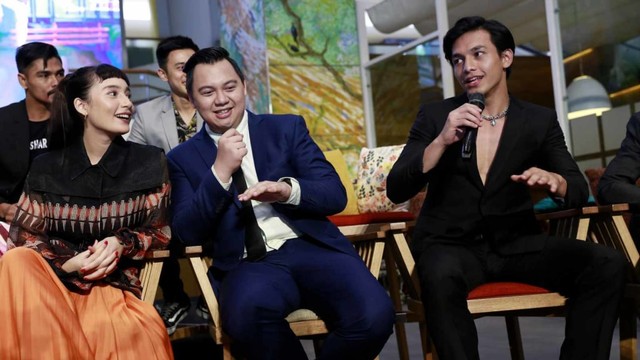 Tatjana Saphira (kiri), Chandra Liow (tengah), dan Jefri Nicol saat hadir di launcing film Hit n Run di Plaza Indonesia, Jakarta, Rabu, (29/5). Foto: Ronny