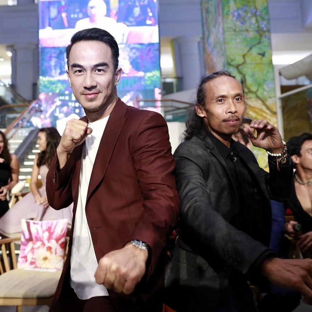 Aktor Joe Taslim (kiri) dan Yayan Ruhiyan saat hadir di launcing film Hit n Run di Plaza Indonesia, Jakarta, Rabu, (29/5). Foto: Ronny