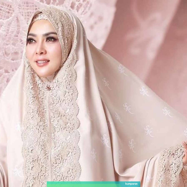 Mukena lapis emas Syahrini. Foto: Instagram @princessyahrini