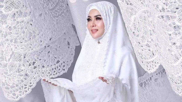 Mukena lapis emas Syahrini. Foto: Instagram @princessyahrini