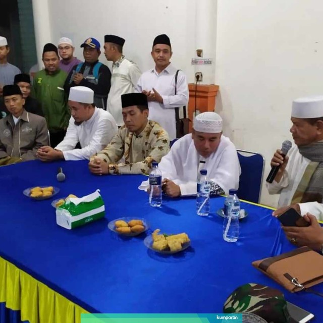 Mediasi pria mengaku Imam Mahdi, Winardi (batik), dengan kepolisian dan MUI Depok. Foto: Dok. Istimewa