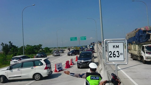 Kendaraan dari arah Jakarta ke Semarang di Tol Brebes Barat. (Foto: Yunar Rahmawan)