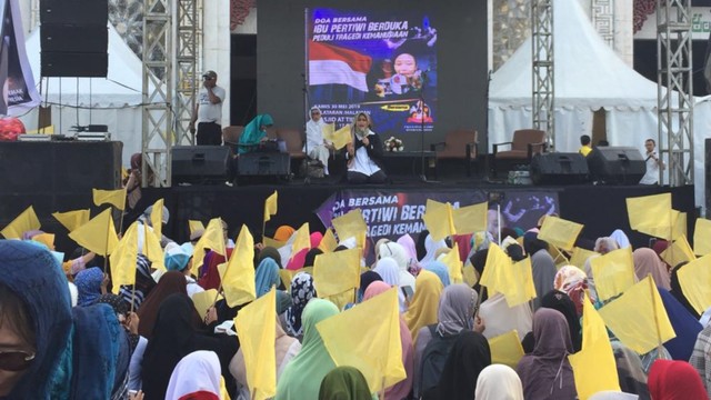 Pendukung Prabowo gelar doa bersama di Pelataran Masjid At-tin TMII, Jakarta Timur. Foto: Rafyq Pandjaitan/kumparan
