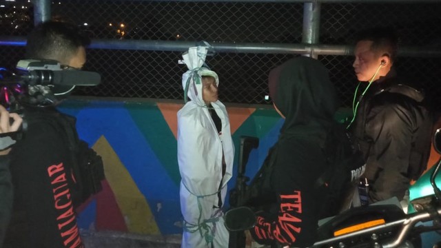 Remaja di Depok diamankan Tim Jaguar karena melalukan prank menggunakan kostum Pocong Foto: Dok. Tim Jaguar Polresta Depok