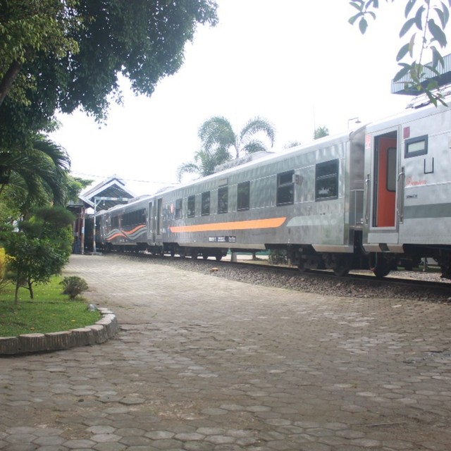 KA Stainless Steel (Sriwijaya Premium) | Foto : Dimas Prasetyo/Lampung Geh