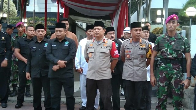 Perguruan Silat Nahdlatul Ulama (NU) Pagar Nusa menggelar buka puasa bersama dengan aparat TNI-Polri yang berjaga di Gedung Mahkamah Konstitusi, Jakarta, Kamis (30). Foto: Dok. Istimewa