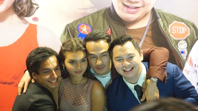 Chandra Liow (kanan) dengan aktor Hit & Run lainnya (Foto: Adrian/PSR)