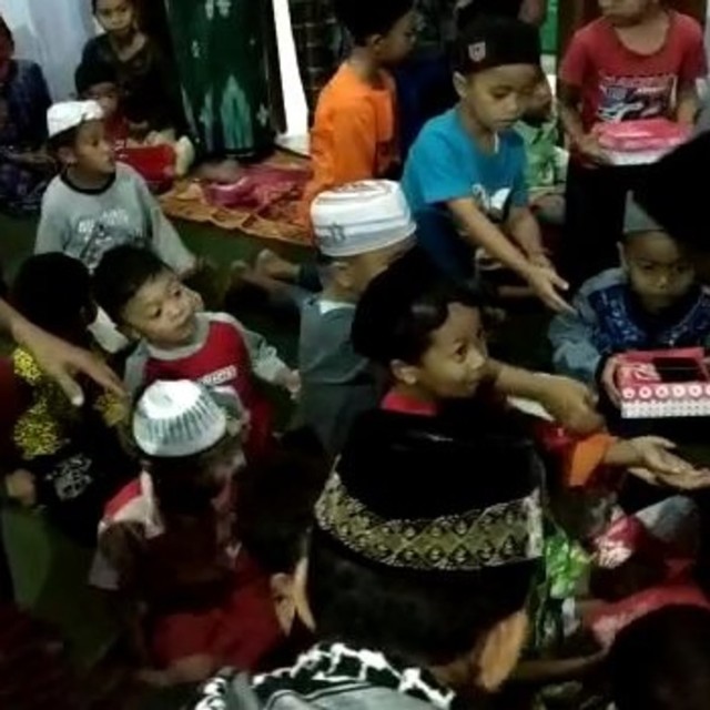 Suasana pembagian makanan kepada anak-anak dalam Tradisi maleman yang digelar warga kampung Jawa Tondano di Minahasa