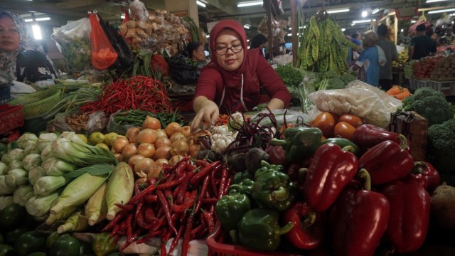 Penjual sayur di Pasar Tradisional Pasar Minggu. Foto: Fanny Kusumawardhani/kumparan