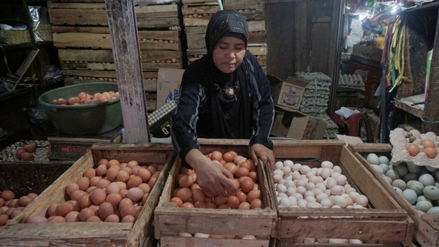 Penjual telur ayam di Pasar Tradisional Pasar Minggu. Foto: Fanny Kusumawardhani/kumparan
