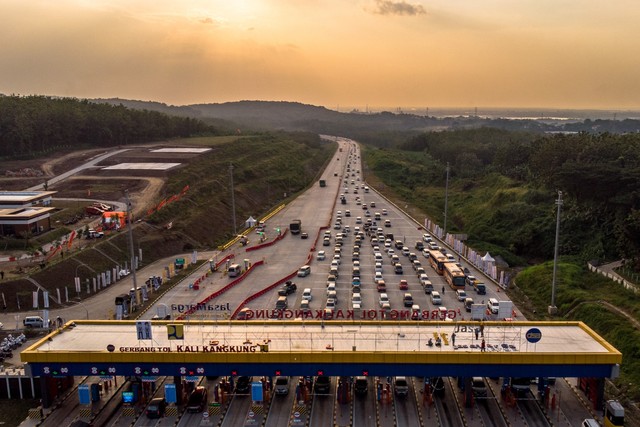 Kendaraan pemudik dari arah Jakarta memasuki Gerbang Tol Kalikangkung, Semarang, Jawa Tengah, Kamis (30/5/2019). Foto: ANTARA FOTO/Aji Styawan