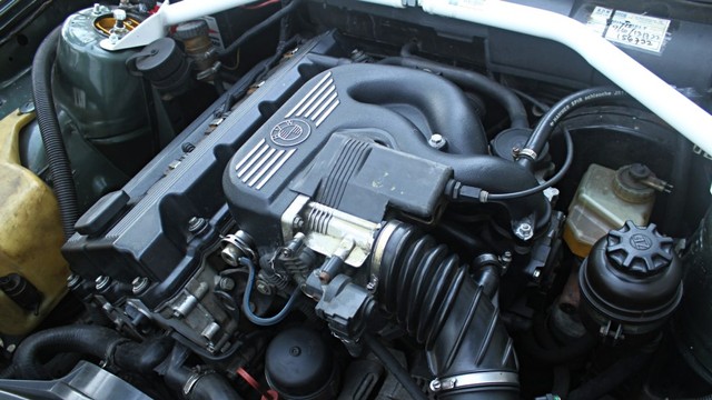 Tampilan mesin mobil BMW E30 milik Wiandra Bagus Wicaksono. Foto: Faisal Rahman/kumparan