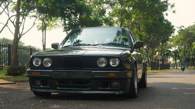 Tampilan depan mobil BMW E30 milik Wiandra Bagus Wicaksono. Foto: Muhammad Ikbal/kumparan