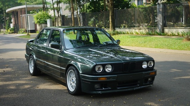 Tampilan depan mobil BMW E30 milik Wiandra Bagus Wicaksono. Foto: Muhammad Ikbal/kumparan