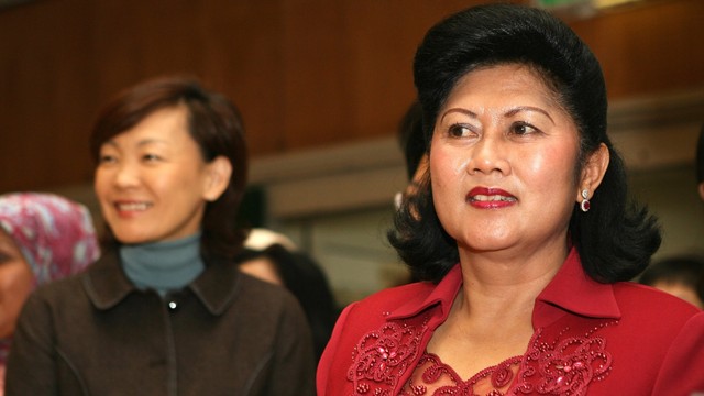 Ani Yudhoyono (kanan) saat berada di Tokyo, di Sekolah Kebutuhan Khusus (28/11/2006). Foto: Getty Images