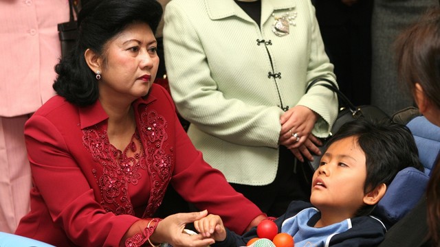 Ani Yudhoyono (kanan) saat berada di Tokyo, di Sekolah Kebutuhan Khusus (28/11/2006). Foto: Getty Images