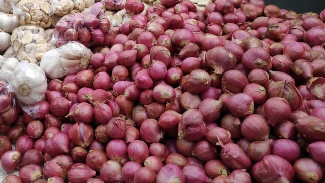Bawang merah di Pasar Inpres Manonda Palu. Foto: Ikram/PaluPoso