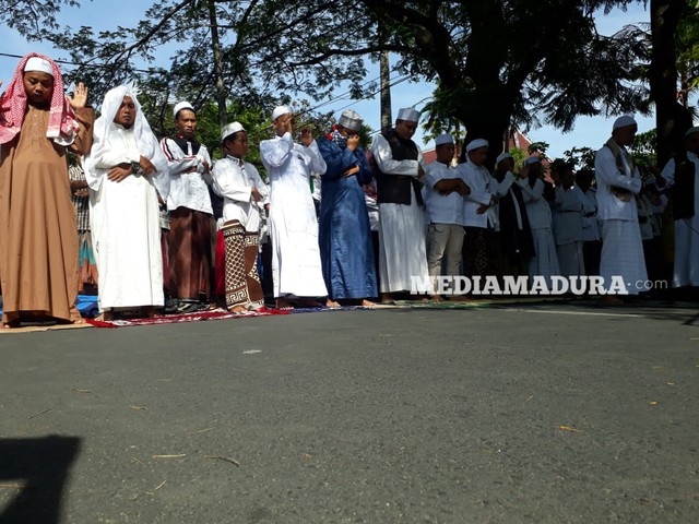 Warga di Pamekasan Gelar Salat Gaib untuk Korban Demo di Jakarta