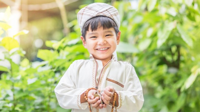 anak rayakan lebaran Foto: Shutterstock