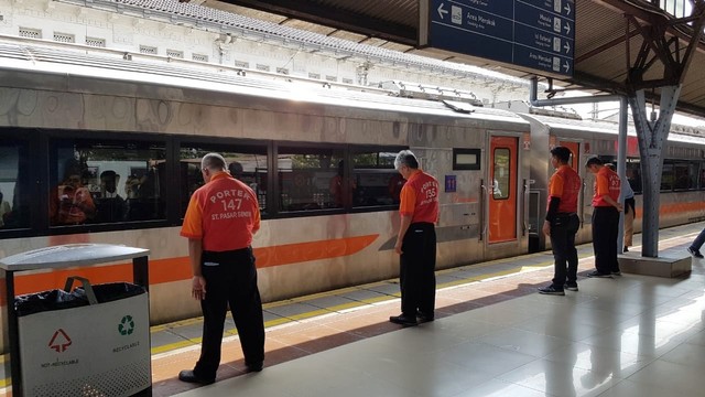 Salam Terima Kasih Porter kepada Pemudik di Stasiun Pasar Senen. Foto: Efira Tamara/kumparan