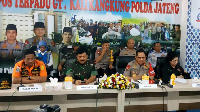 Kapolri Jenderal Tito Karnaviandan Panglima TNI Marsekal Hadi Tjahjanto di kawasan Gerbang Tol Kalikangkung, Ngaliyan, Semarang, Jumat (31/5). Foto: Afiati Tsalitsati/kumparan