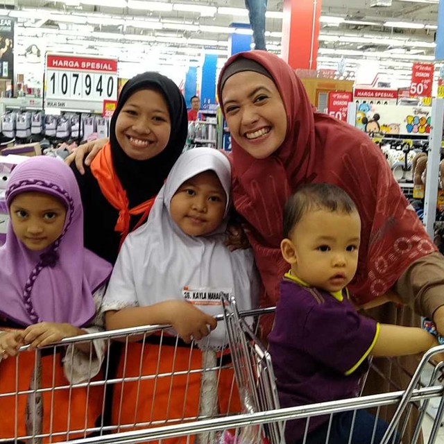 Adhitya Putri dan anaknya, Maher Hafidz Abdul Ghany di Tamini Square, Jakarta Timur, Jumat (31/5) Foto: Maria Gabrielle Putrinda/kumparan