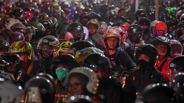 Ribuan pengendara motor tujuan Sumatra antre memasuki kapal Roro di Pelabuhan Merak, Banten, Sabtu (1/6/2019) dini hari. Foto: ANTARA FOTO/Hafidz Mubarak A