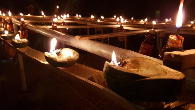 Malam pasang lampu di Gorontalo dihiasasi berbagai lampu tradisional. Tradisi tua ini terus dipertahankan masyarakat hingga saat ini. Jumat, (31/5) Foto : Burdu/banthayoid
