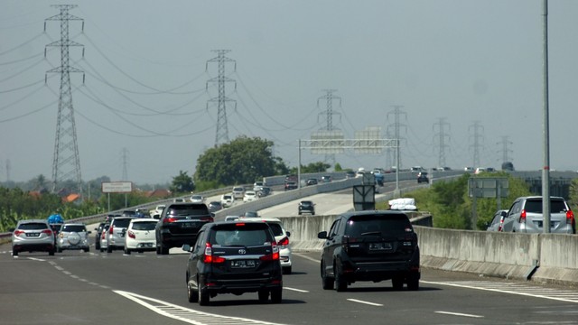 Kendaraan pemudik melintasi tol Pejagan-Pemalang ramai di Brebes Timur, Jawa Tengah, Sabtu (1/6). Foto: ANTARA FOTO/Oky Lukmansyah