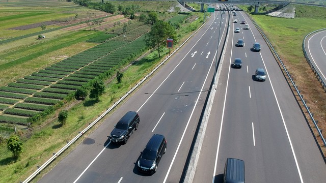 Foto udara jalan tol Pejagan-Pemalang ramai di Brebes Timur, Jawa Tengah, Sabtu (1/6). Foto: ANTARA FOTO/Oky Lukmansyah