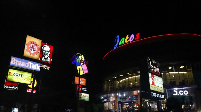 Suasana malam di pelataran Jatinangor Town Square (Jatos). FOTO: Fariza Rizky Ananda
