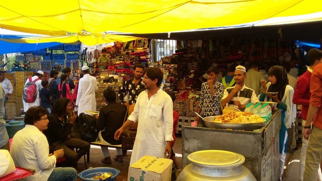 Interaksi antar pemeluk agama di pasar Meena Baazar, Delhi, India. Foto: Khiththati/acehkini