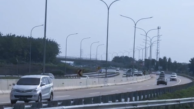 Penerapan sistem satu arah atau one way diperpanjang hingga Tol Kendal. 