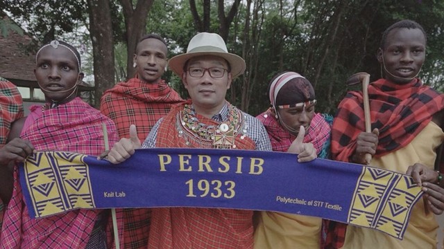 Ridwan Kamil berfoto bersama dengan Suku Maasai di Nairobi, Kenya Foto: Instagram/Ridwan Kamil