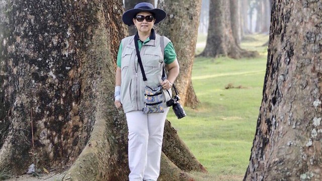 Potret Ani Yudhoyono bersama kameranya. Foto: Instagram @aniyudhoyono
