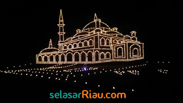 Ribuan lampu colok terbuat dari 3.700 botol bekas minuman disulap menjadi sebuah bangunan mirip masjid dalam Festival Lampu Colok 2019, Jumat malam, 31 Mei 2019, di Desa Pedekik, Kecamatan Bengkalis, Bengkalis.
