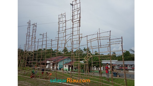 Pemuda bergotong-royong membuat mal (dummy) dari kayu ubar kemudian dibentuk menggunakan kawat sesuai dengan gambar diinginkan.