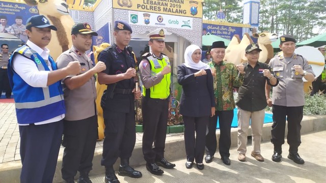Gubenur Khofifah Indar Parawansa (berjilbab) foto bersama dengan sejumlah kepala daerah dan petugas keaman.