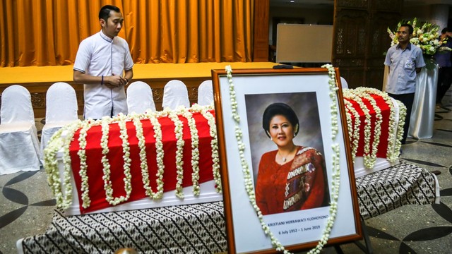 Putera Presiden ke-6 RI Susilo Bambang Yudhoyono, Eddie Baskoro Yudhoyono berdiri di dekat jenazah almarhumah Ibu Ani Yudhoyono ketika disemayamkan, di Kedutaan Besar Indonesia, di Singapura, Sabtu (1/6). Foto: ANTARA FOTO/M N Kanwa