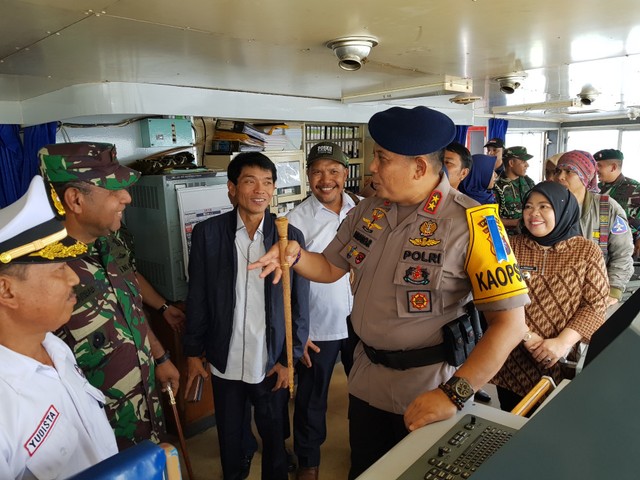 Kapolda Kalteng bersama Pangdam XII/Tpr dan Bupati Kobar saat tinjau kapal angkutan lebaran di Pelabuhan Panglima Utar Kumai. (Foto: Joko Hardyono)