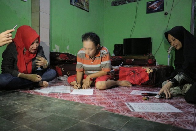 Mutiani pemilik warung Bu Anny menandatangani surat pernyataan. (Foto: Dok. Humas Pemkab Tegal)